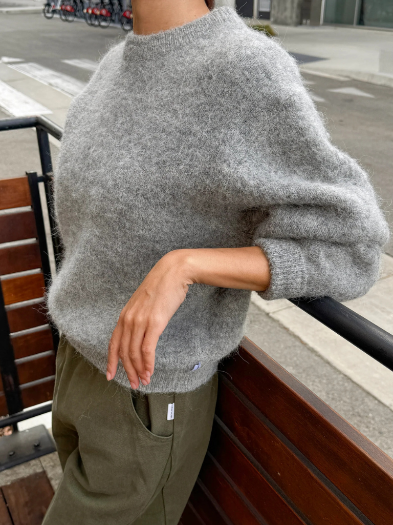 Elio Crew Neck Sweater in Heather Grey